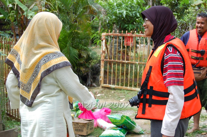 Banjir Pahang Dec 07 - food distribution